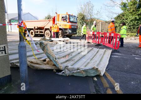 Kings Lynn, Großbritannien. Februar 2020. Arbeiter bereiten sich darauf vor, Trümmer zu beseitigen, die von einem Dach in Kings Lynn, Norfolk, geblasen wurden, nachdem Storm Ciara mit Regen und hohen Winden verheerende Schäden im ganzen Land angerichtet hatte. Storm Ciara, Kings Lynn, Norfolk, Großbritannien, am 10. Februar 2020. Credit: Paul Marriott/Alamy Live News Stockfoto