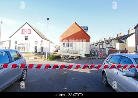 Kings Lynn, Großbritannien. Februar 2020. Trümmer, die von einem Dach in Kings Lynn, Norfolk, geblasen wurden, nachdem Sturm Ciara verheerende Schäden durch das Land mit Regen und hohen Winden angerichtet hatte. Storm Ciara, Kings Lynn, Norfolk, Großbritannien, am 10. Februar 2020. Credit: Paul Marriott/Alamy Live News Stockfoto