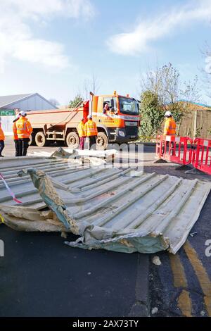 Kings Lynn, Großbritannien. Februar 2020. Arbeiter bereiten sich darauf vor, Trümmer zu beseitigen, die von einem Dach in Kings Lynn, Norfolk, geblasen wurden, nachdem Storm Ciara mit Regen und hohen Winden verheerende Schäden im ganzen Land angerichtet hatte. Storm Ciara, Kings Lynn, Norfolk, Großbritannien, am 10. Februar 2020. Credit: Paul Marriott/Alamy Live News Stockfoto