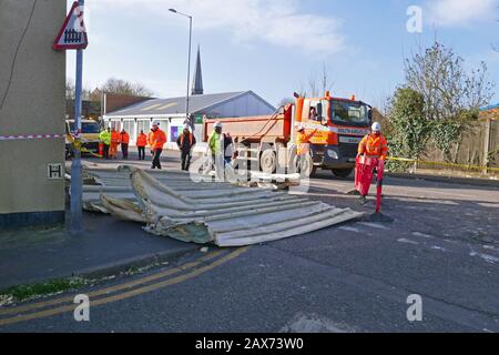 Kings Lynn, Großbritannien. Februar 2020. Arbeiter bereiten sich darauf vor, Trümmer zu beseitigen, die von einem Dach in Kings Lynn, Norfolk, geblasen wurden, nachdem Storm Ciara mit Regen und hohen Winden verheerende Schäden im ganzen Land angerichtet hatte. Storm Ciara, Kings Lynn, Norfolk, Großbritannien, am 10. Februar 2020. Credit: Paul Marriott/Alamy Live News Stockfoto