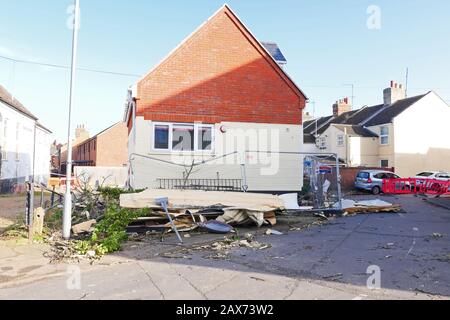 Kings Lynn, Großbritannien. Februar 2020. Trümmer, die von einem Dach in Kings Lynn, Norfolk, geblasen wurden, nachdem Sturm Ciara verheerende Schäden durch das Land mit Regen und hohen Winden angerichtet hatte. Storm Ciara, Kings Lynn, Norfolk, Großbritannien, am 10. Februar 2020. Credit: Paul Marriott/Alamy Live News Stockfoto