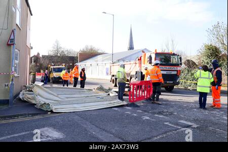 Kings Lynn, Großbritannien. Februar 2020. Arbeiter bereiten sich darauf vor, Trümmer zu beseitigen, die von einem Dach in Kings Lynn, Norfolk, geblasen wurden, nachdem Storm Ciara mit Regen und hohen Winden verheerende Schäden im ganzen Land angerichtet hatte. Storm Ciara, Kings Lynn, Norfolk, Großbritannien, am 10. Februar 2020. Credit: Paul Marriott/Alamy Live News Stockfoto