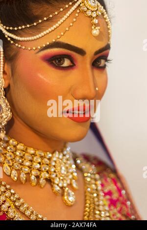 Porträt indischer Frauen im Traditionellen brautlook, Brautschminke mit schwerem Goldschmuck Stockfoto