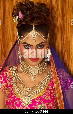 Porträt indischer Frauen im Traditionellen brautlook, Brautschminke mit schwerem Goldschmuck Stockfoto