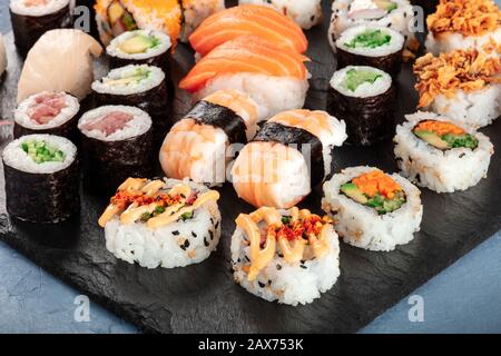 Großes Sushi im Nahaufnahme. Verschiedene Maki, Nigiri und Brötchen Stockfoto