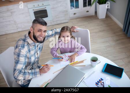 Vater und kleine Tochter machen sich gemeinsam Spaß. Stockfoto