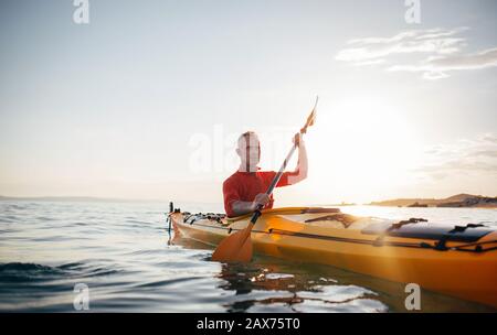 Aktiver Senioren-Paddling-Kajak. Genießen Sie Kajakfahren auf dem Meer Stockfoto