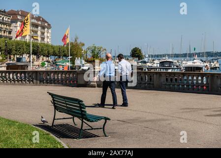 Menschen auf der Promenade am Genfersee Stockfoto
