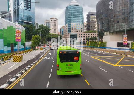 Ein Blick aus der Perspektive von der Spitze eines Doppeldeckerbusses mit Blick auf die Straßeninfrastruktur. Singapur. Stockfoto