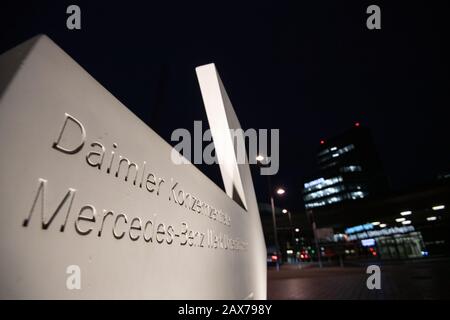 Stuttgart, Deutschland. Februar 2020. Ein Schild zeigt auf den Sitz der Daimler AG. (Zu dpa 'Daimler ächzt unter Milliardenkosten') Credit: Marijan Murat / dpa / Alamy Live News Stockfoto