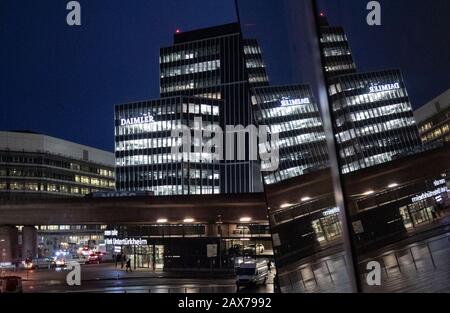 Stuttgart, Deutschland. Februar 2020. Der Unternehmenssitz der Daimler AG spiegelt sich in Windows wider. (Zu dpa 'Daimler ächzt unter Milliardenkosten') Credit: Marijan Murat / dpa / Alamy Live News Stockfoto