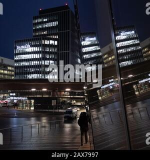 Stuttgart, Deutschland. Februar 2020. Der Unternehmenssitz der Daimler AG spiegelt sich in Windows wider. (Zu dpa 'Daimler ächzt unter Milliardenkosten') Credit: Marijan Murat / dpa / Alamy Live News Stockfoto