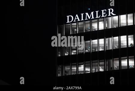 Stuttgart, Deutschland. Februar 2020. Das Logo der Daimler AG ist in der Konzernzentrale zu sehen. (Zu dpa 'Daimler ächzt unter Milliardenkosten') Credit: Marijan Murat / dpa / Alamy Live News Stockfoto