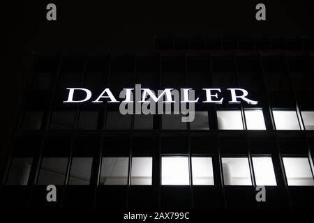 Stuttgart, Deutschland. Februar 2020. Das Logo der Daimler AG ist in der Konzernzentrale zu sehen. (Zu dpa 'Daimler ächzt unter Milliardenkosten') Credit: Marijan Murat / dpa / Alamy Live News Stockfoto