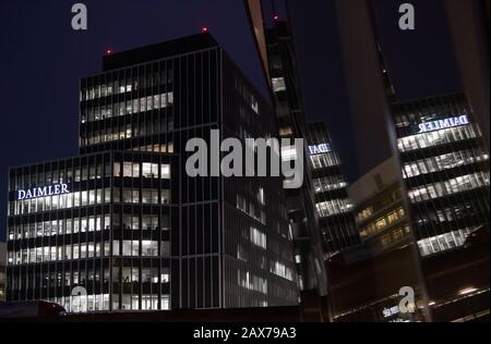 Stuttgart, Deutschland. Februar 2020. Der Unternehmenssitz der Daimler AG spiegelt sich in Windows wider. (Zu dpa 'Daimler ächzt unter Milliardenkosten') Credit: Marijan Murat / dpa / Alamy Live News Stockfoto