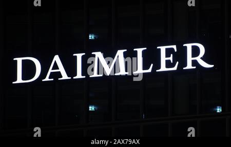 Stuttgart, Deutschland. Februar 2020. Das Logo der Daimler AG ist am Unternehmenssitz zu sehen. (Zu dpa 'Daimler ächzt unter Milliardenkosten') Credit: Marijan Murat / dpa / Alamy Live News Stockfoto