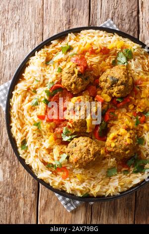 Kofta challow ist ein traditionelles afghanisches Gericht, das aus Fleischbällchen und weißem Reis in einer Platte auf dem Tisch besteht. Vertikale Draufsicht von oben Stockfoto