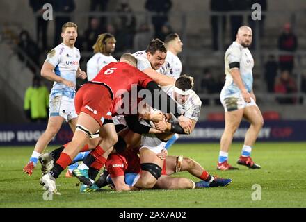 Sale Sharks Flanker Jono Ross läuft bei der Verteidigung Sarazens während eines Premiership Rugby Cup-Halbfinales, das von Sale 28-7, Freitag, 7. Februar 2020, in Eccles, Großbritannien gewonnen wird. (Foto von IOS/ESPA-Images) Stockfoto