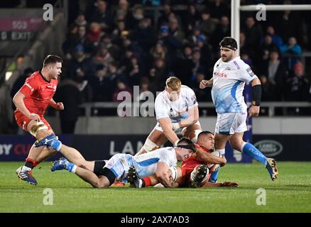 Sale Sharks Flanker Ben Curry greift Saracens No.8 Andy Christie während eines Premiership Rugby Cup-Halbfinales an, das von Sale 28-7: Friday, 7. Feb. 2020, in Eccles, Großbritannien gewonnen wird. (Foto von IOS/ESPA-Images) Stockfoto