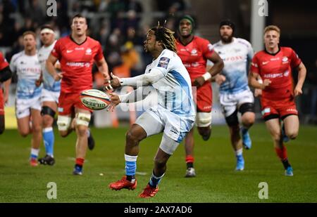 Sale Sharks Wing Marland Yarde passiert den Ball während eines Premiership Rugby Cup-Halbfinales, das von Sale 28-7, Freitag, 7. Februar 2020, in Eccles, Großbritannien gewonnen wird. (Foto von IOS/ESPA-Images) Stockfoto
