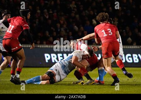 Sale Sharks Flanker Jono Ross tackelt Saracens Fly-Half Alex Goode während eines Premiership Rugby Cup-Halbfinales, das von Sale 28-7, Freitag, 7. Februar 2020, in Eccles, Großbritannien gewonnen wird. (Foto von IOS/ESPA-Images) Stockfoto