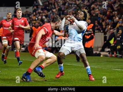 Sale Sharks Wing Marland Yarde ergreift ausweichende Maßnahmen, da Saracens zweiter Reihe Callum Hunter-Hill während eines Premiership Rugby Cup-Halbfinales, das durch Sale 28-7, Freitag, 7. Februar 2020 gewonnen wird, in Eccles, Großbritannien angreift. (Foto von IOS/ESPA-Images) Stockfoto