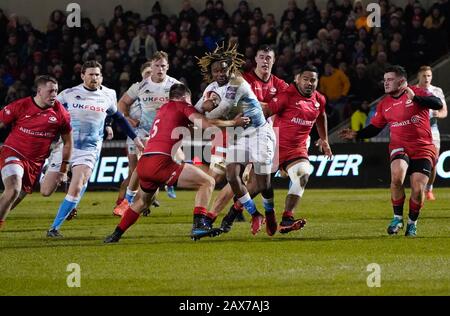 Sale Sharks Wing Marland Yarde durchbricht die Verteidigung der Sarazenen während eines Halbfinales des Premiership Rugby Cups, das von Sale 28-7, Freitag, 7. Februar 2020, in Eccles, Großbritannien gewonnen wird. (Foto von IOS/ESPA-Images) Stockfoto
