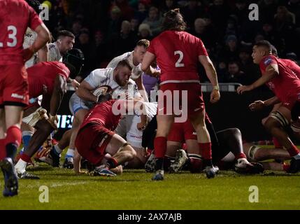 Sale Sharks Akker Van der Merwe fährt über die Sarazenen Try Line, um während eines Premiership Rugby Cup-Halbfinales zu Punkten, das von Sale 28-7, Freitag, 7. Februar 2020, in Eccles, Großbritannien gewonnen wird. (Foto von IOS/ESPA-Images) Stockfoto