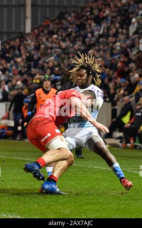 Sale Sharks Wing Marland Yarde ergreift ausweichende Maßnahmen, da Saracens zweiter Reihe Callum Hunter-Hill während eines Premiership Rugby Cup-Halbfinales, das durch Sale 28-7, Freitag, 7. Februar 2020 gewonnen wird, in Eccles, Großbritannien angreift. (Foto von IOS/ESPA-Images) Stockfoto