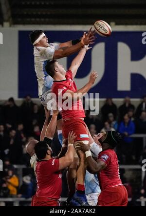 Sale Sharks Flanker Jono Ross gewinnt eine Auszeit während eines Premiership Rugby Cup Halbfinales, das durch Sale 28-7, Freitag, 7. Februar 2020, in Eccles, Großbritannien gewonnen wird. (Foto von IOS/ESPA-Images) Stockfoto