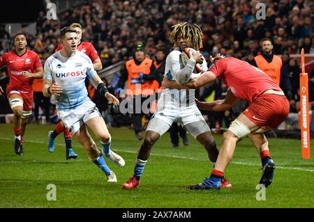 Sale Sharks Wing Marland Yarde schneidet wieder nach innen, während Saracens zweiter Reihe Callum Hunter-Hill einen Tackle während eines Premiership Rugby Cup Halbfinales versucht, das durch Sale 28-7, Freitag, 7. Februar 2020, in Eccles, Großbritannien gewonnen wird. (Foto von IOS/ESPA-Images) Stockfoto