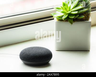 Ein schwarzer Lautsprecher mit Holzkohle zu Hause. Intelligente Heimtechnologie. Stockfoto