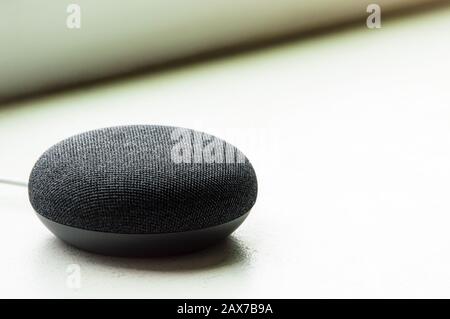 Ein schwarzer Lautsprecher mit Holzkohle zu Hause. Intelligente Heimtechnologie. Stockfoto
