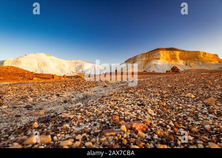 Die Breakaways Range bei Sonnenuntergang, in der Nähe von Coober Pedy, South Australia. Stockfoto