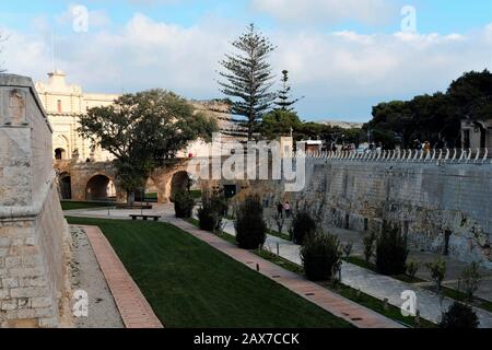 Trockener Graben und Stadtmauern der alten Stadt Mdina - alte Hauptstadt Maltas, die ansonsten "unvoreinliche Stadt" genannt wird. Stockfoto