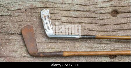 Zwei Vintage-Golfclubs mit Hickory-Schächten isoliert Stockfoto