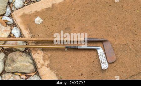 Zwei Vintage-Golfclubs mit Hickory-Schächten isoliert Stockfoto