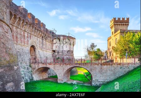 Colle Val d'Elsa, Porta Nova mittelalterlichen Stadttor und Brücke. Stadt aus Kristallglas. Siena, Toskana, Italien. Stockfoto