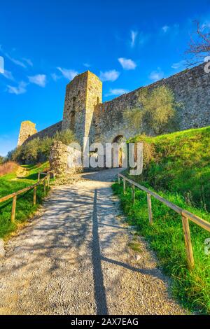 Monteriggioni mittelalterlichen befestigten Dorf mit Stadtmauern und Türmen, auf der Route der Via francigena, Siena, Toskana. Italien Europa. Stockfoto