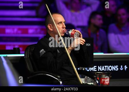 Mark Williams of Wales hält einen Schuss an Oliver Lines of England bei der ersten Runde der Welsh Open 2020 in Cardiff, Großbritannien, am 10. Februar 2020 für möglich. Mark Williams of Wales besiegte Oliver Lines of England mit 4:1. Stockfoto