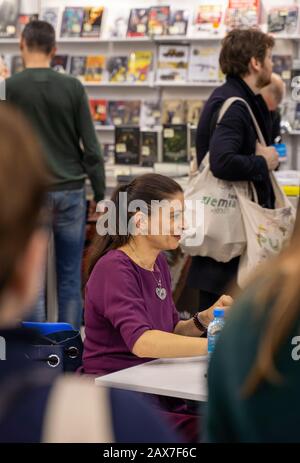 Katowice, Polen - 6. Bis 8. Dezember 2019: Buchautorin Albena Grabowska unterzeichnet Bücher während der Schlesischen Buchmesse 2019 in Katowice auf der Internationalen Congres Stockfoto