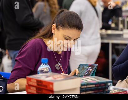 Katowice, Polen - 6. Bis 8. Dezember 2019: Buchautorin Albena Grabowska unterzeichnet Bücher während der Schlesischen Buchmesse 2019 in Katowice auf der Internationalen Congres Stockfoto