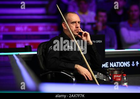 Mark Williams of Wales hält einen Schuss an Oliver Lines of England bei der ersten Runde der Welsh Open 2020 in Cardiff, Großbritannien, am 10. Februar 2020 für möglich. Mark Williams of Wales besiegte Oliver Lines of England mit 4:1. Stockfoto
