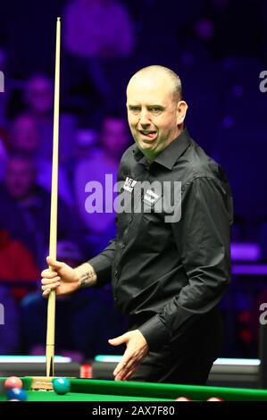 Mark Williams of Wales hält einen Schuss an Oliver Lines of England bei der ersten Runde der Welsh Open 2020 in Cardiff, Großbritannien, am 10. Februar 2020 für möglich. Mark Williams of Wales besiegte Oliver Lines of England mit 4:1. Stockfoto