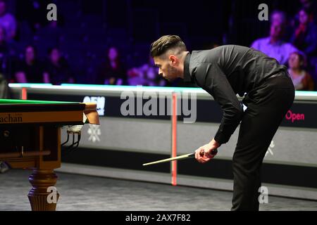 Oliver Lines of England hält einen Schuss an Mark Williams of Wales bei der ersten Runde der Welsh Open 2020 in Cardiff, Großbritannien, am 10. Februar 2020 für möglich. Mark Williams of Wales besiegte Oliver Lines of England mit 4:1. Stockfoto