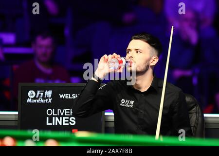 Oliver Lines of England hält einen Schuss an Mark Williams of Wales bei der ersten Runde der Welsh Open 2020 in Cardiff, Großbritannien, am 10. Februar 2020 für möglich. Mark Williams of Wales besiegte Oliver Lines of England mit 4:1. Stockfoto