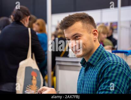 Katowice, Polen - 6. Bis 8. Dezember 2019: Jakub Malecki, polnischer Schriftsteller schreibt Bücher während der Schlesischen Buchmesse 2019 in Katowice auf der Internationalen Congre Stockfoto