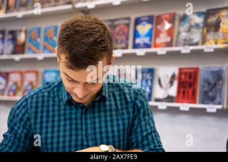 Katowice, Polen - 6. Bis 8. Dezember 2019: Jakub Malecki, polnischer Schriftsteller schreibt Bücher während der Schlesischen Buchmesse 2019 in Katowice auf der Internationalen Congre Stockfoto