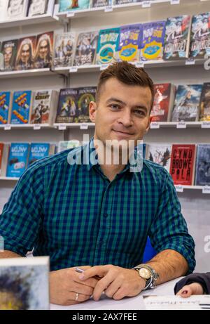 Katowice, Polen - 6. Bis 8. Dezember 2019: Jakub Malecki, polnischer Schriftsteller schreibt Bücher während der Schlesischen Buchmesse 2019 in Katowice auf der Internationalen Congre Stockfoto