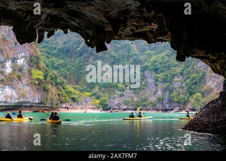 Kajakfahren in Halong Bucht, Vietnam Stockfoto